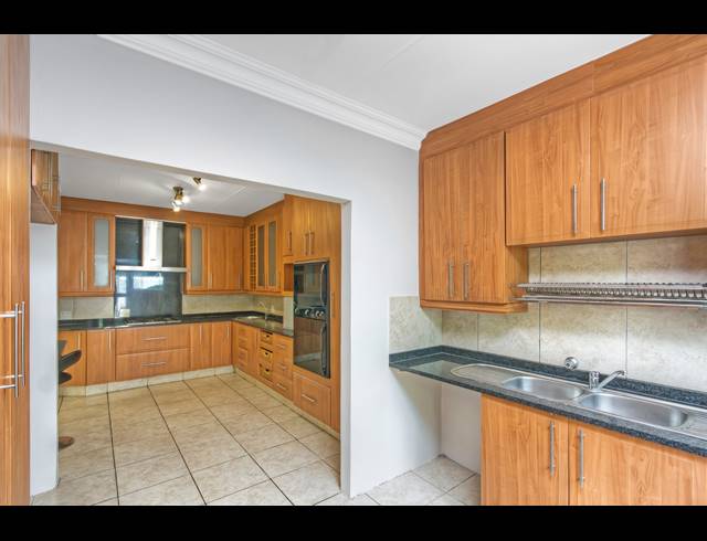 3 BEDROOM CLUSTER FOR SALE IN STRATHAVON